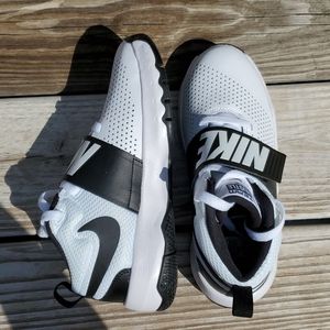 Boys Nike team hustle DB sneakers